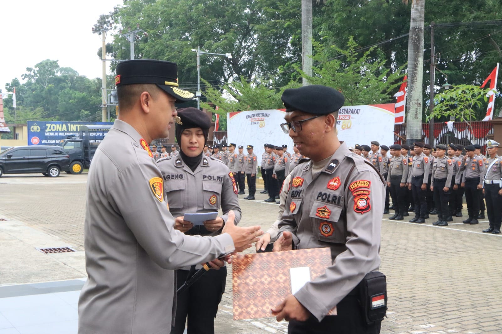 Peduli Pelayanan Publik, Kapolresta Pontianak Ganjar Penghargaan bagi Personel Berprestasi di SPBU