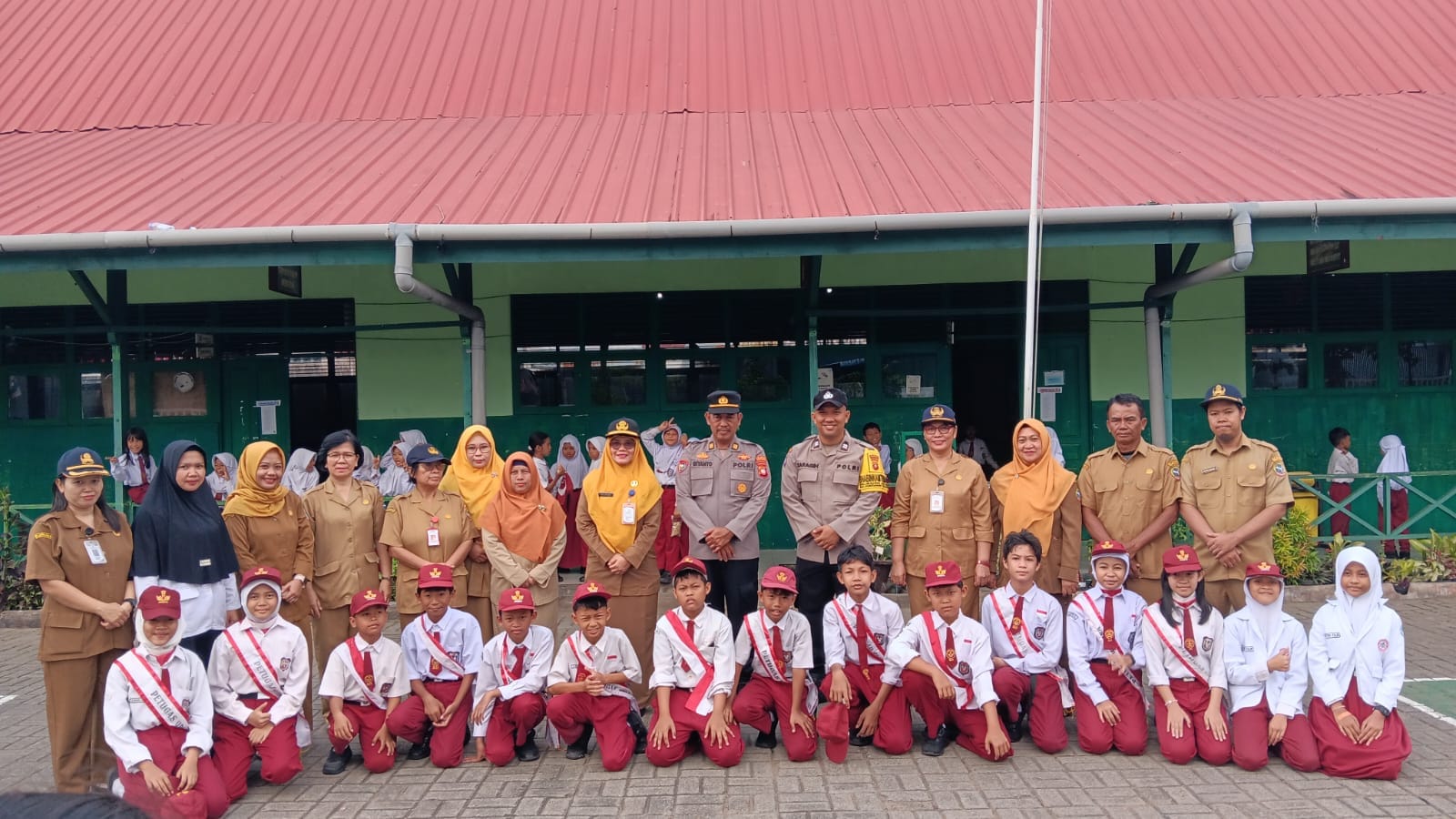 Polsek Pontianak Selatan Tanamkan Disiplin dan Karakter Positif kepada Pelajar Melalui Upacara Bendera.