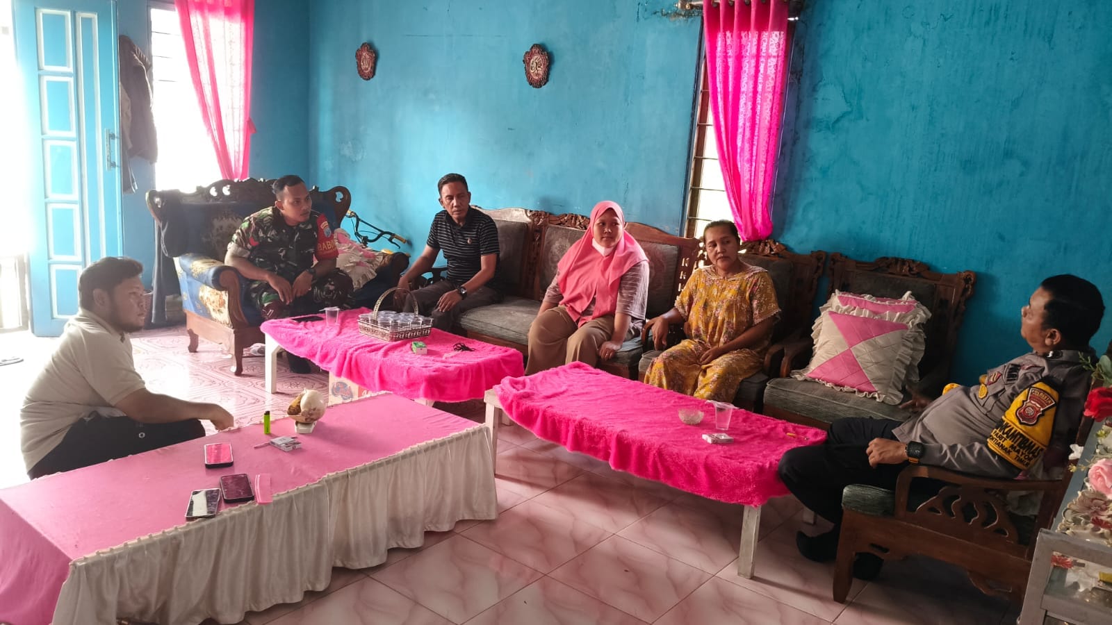 Bhabinkamtibmas Parit Mayor Bersama Babinsa Datangi TKP Keributan Warga, Tempuh Mediasi untuk Ciptakan Situasi Kondusif