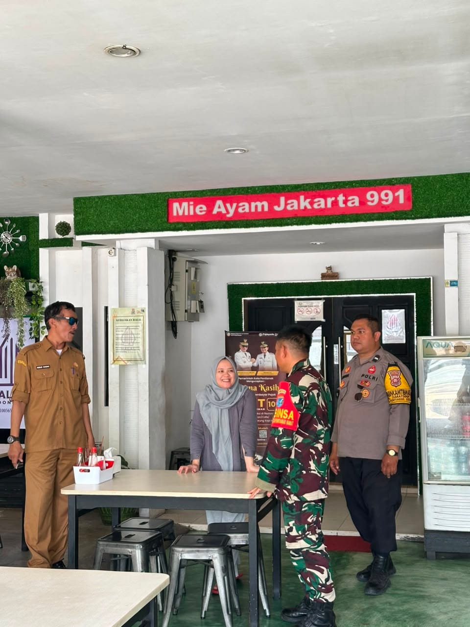 Bhabinkamtibmas Bersama Babinsa dan Aparat Kelurahan Himbau Pelaku Usaha Pasang Bendera Merah Putih Sambut HUT Kemerdekaan RI ke-81