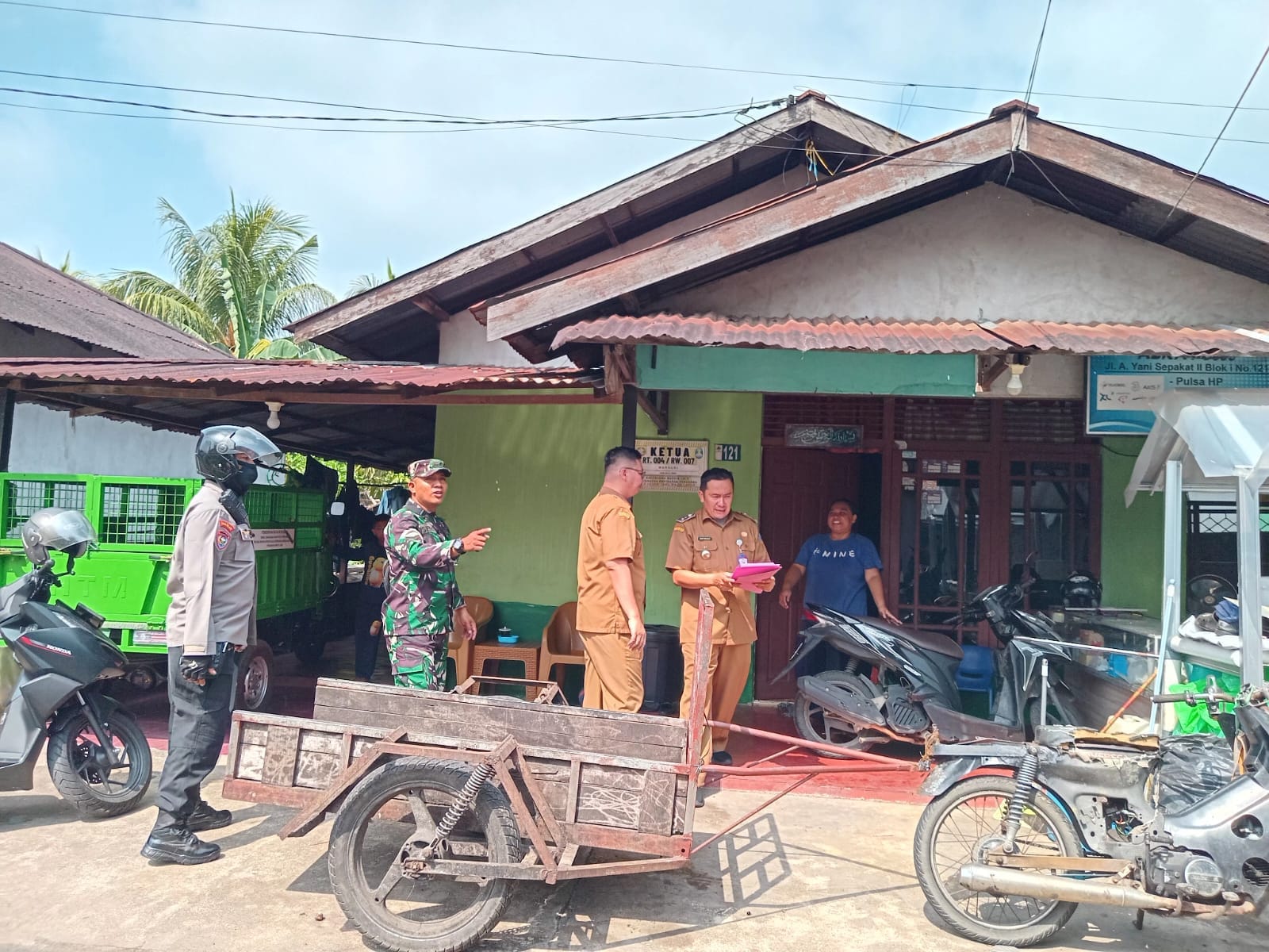 Bangkitkan Semangat Nasionalisme, Tiga Pilar Kelurahan Bansir Laut Ajak Warga Pasang Bendera Merah Putih