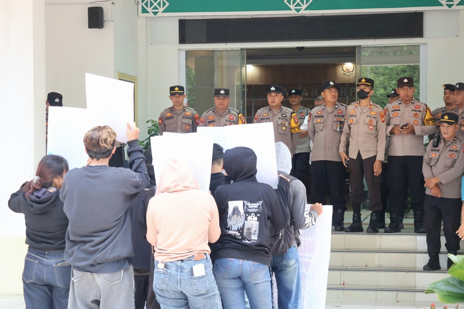 Pengamanan Polresta Pontianak Kawal Penyampaian Aspirasi AMPD di Kantor Kemenag Kalbar