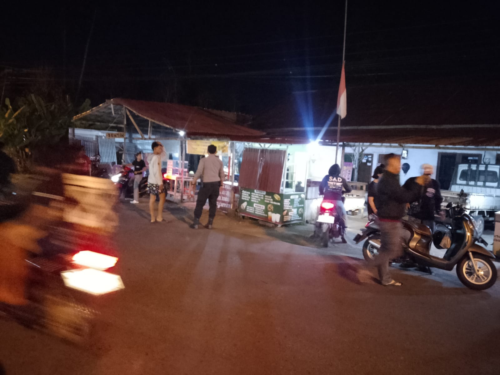 Personel Enggang Polsek Pontianak Barat Intensifkan Patroli Malam, Bubarkan Remaja Nongkrong Cegah Tawuran.