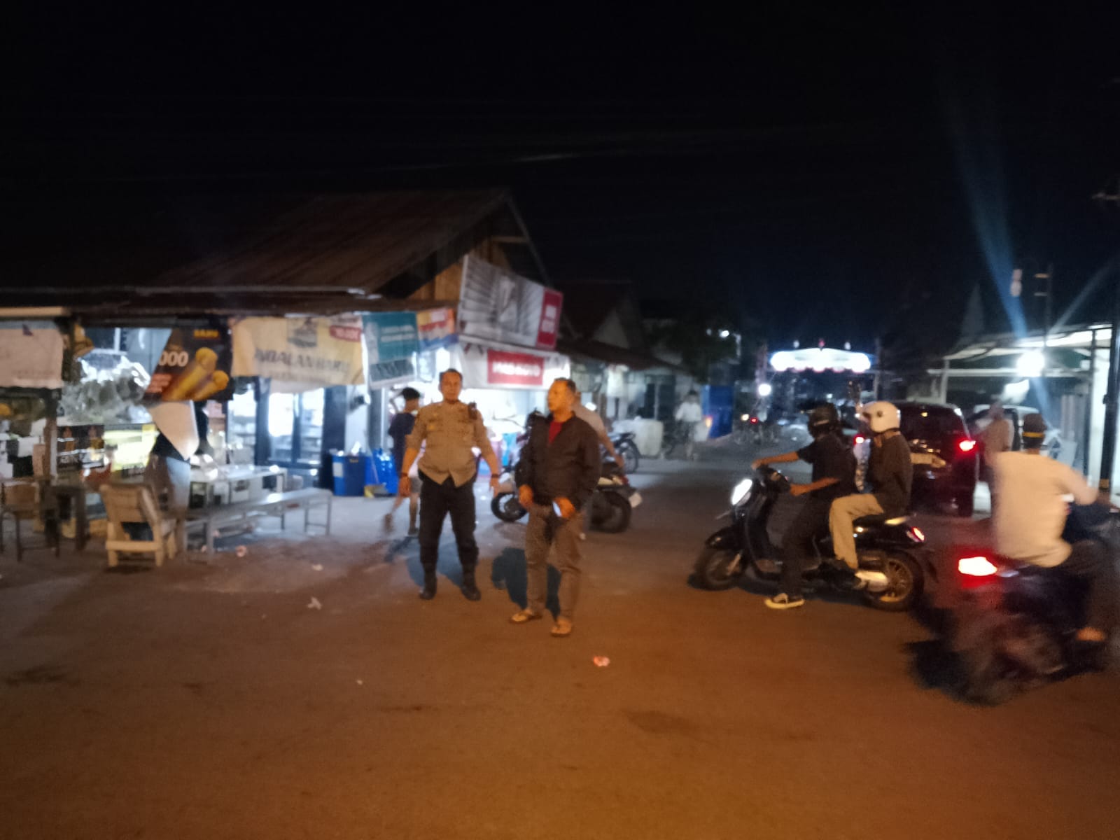 Patroli Malam Personel Enggang Polsek Pontianak Barat Sasar Remaja Nongkrong Demi Cegah Tawuran