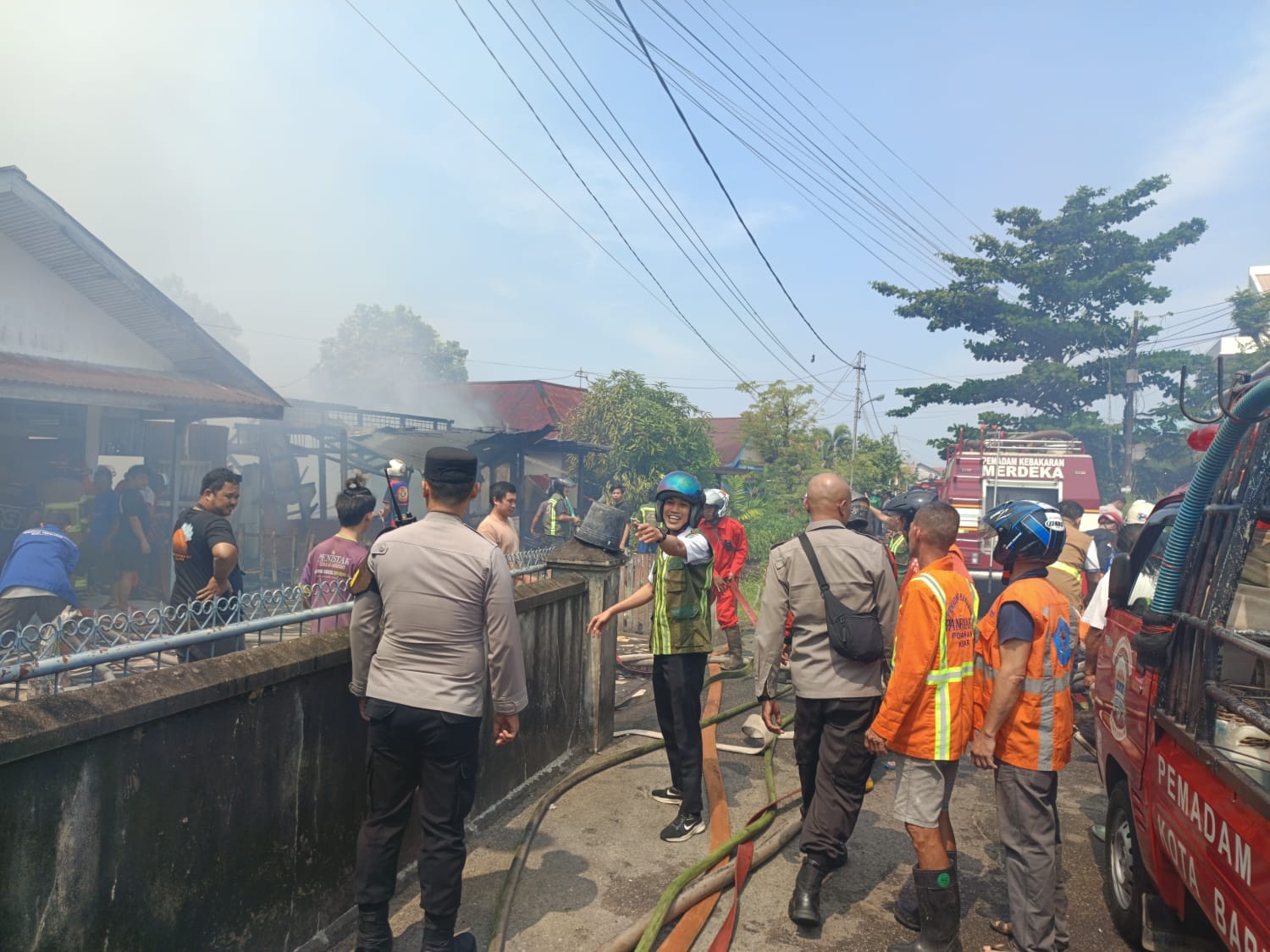 Belasan Unit Pemadam Diterjunkan, Polsek Pontianak Kota Lakukan Pengamanan Kebakaran di Gang Sukarame