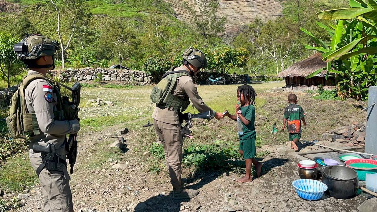 Patroli Humanis Satgas Kepolisian Ops Damai Cartenz di Puncak Jaya Pererat Kedekatan dengan Masyarakat
