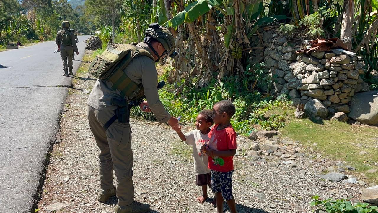 Satgas Ops Damai Cartenz-2026 Gelar Patroli Humanis di Puncak Jaya, Pererat Kedekatan dengan Masyarakat