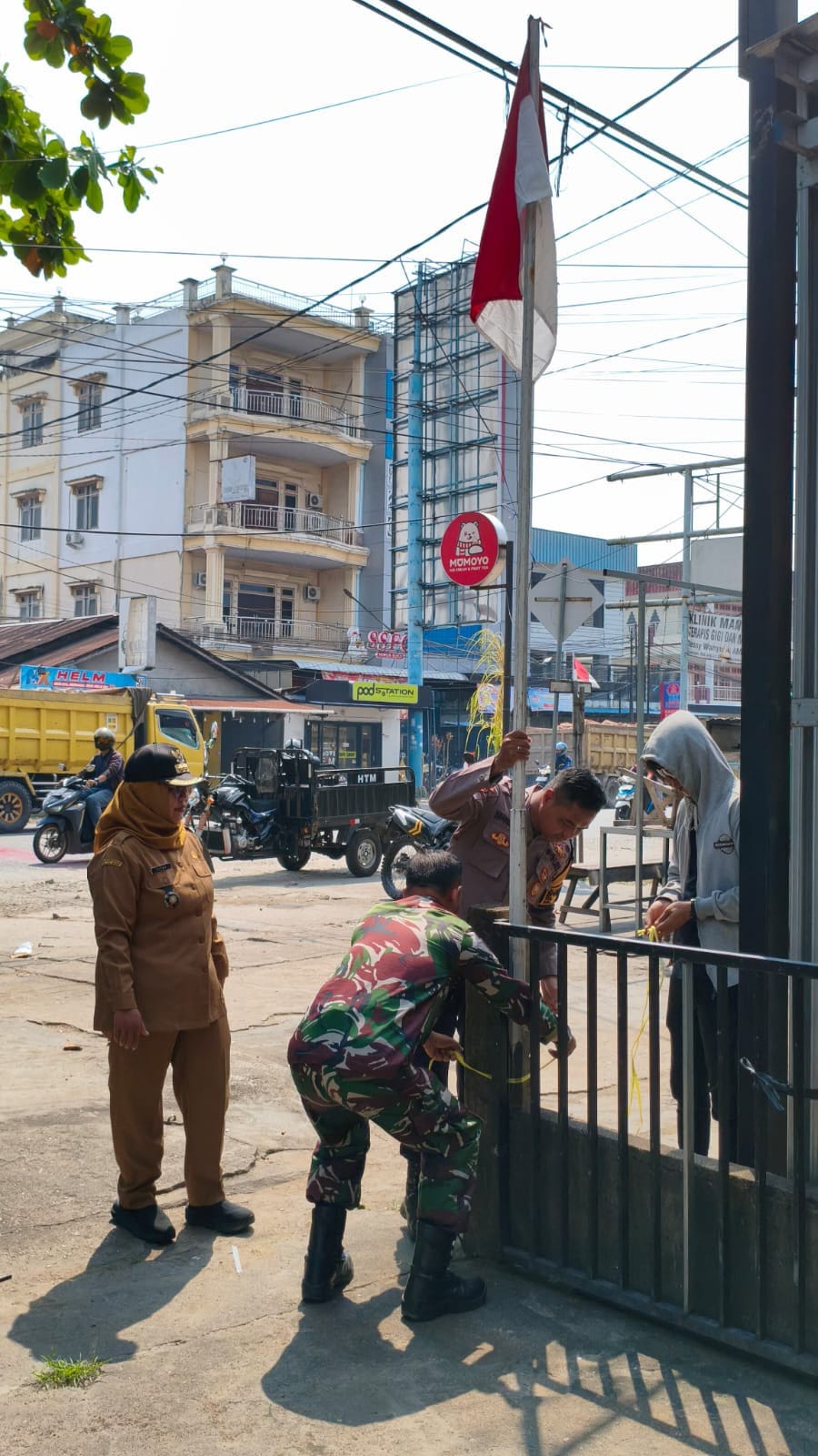 Jelang HUT Kemerdekaan RI ke-81, Bhabinkamtibmas Siantan Tengah Gencarkan Imbauan Pemasangan Bendera Merah Putih
