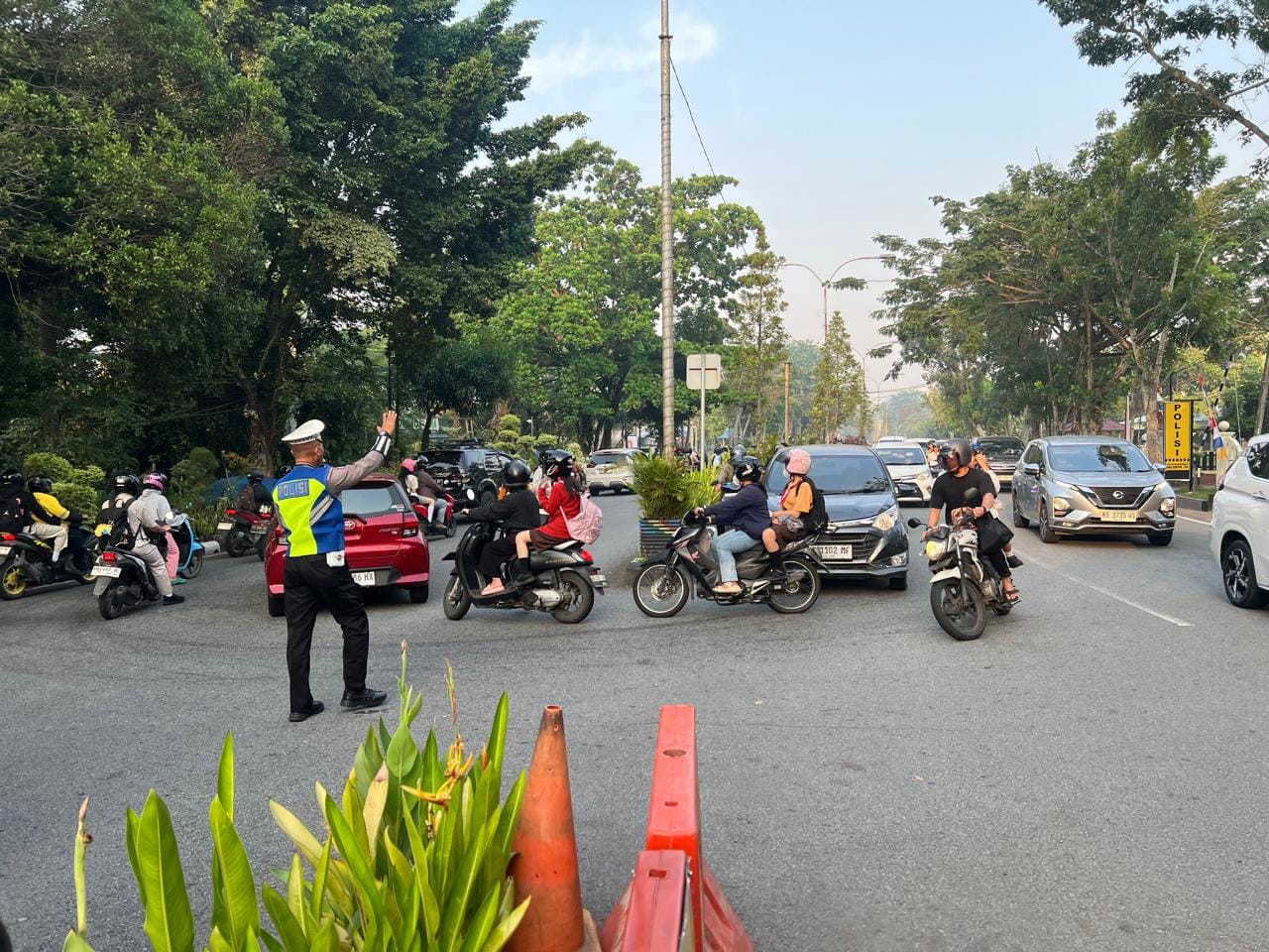 Personel Polsek Pontianak Selatan Laksanakan Pengaturan Lalu Lintas, Wujudkan Arus Kendaraan Lancar dan Kondusif
