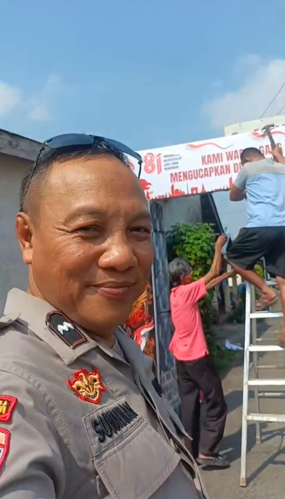 Bhabinkamtibmas Banjar Serasan Bersama Babinsa Ajak Warga Semarakkan HUT Kemerdekaan RI