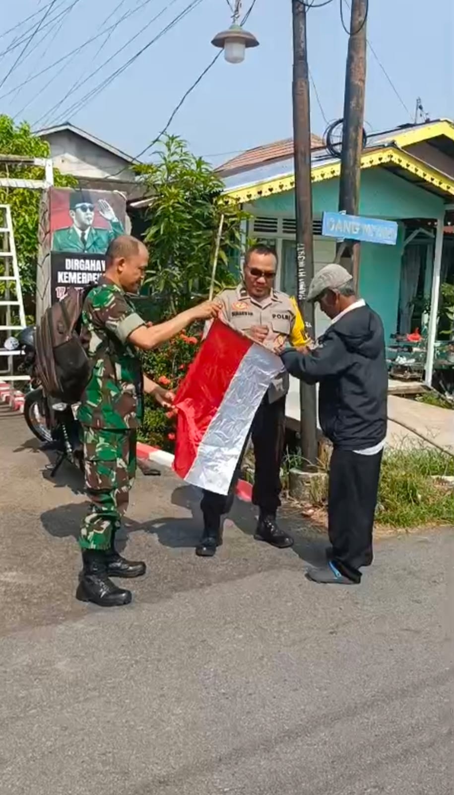 Sinergi TNI-Polri, Bhabinkamtibmas Banjar Serasan dan Babinsa Ajak Warga Meriahkan HUT RI