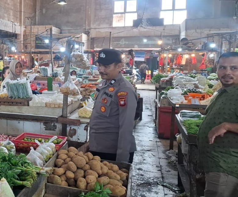 Polsek Pontianak Utara Monitoring Ketersediaan Bapokting di Pasar Puring Siantan melalui Patroli Enggang
