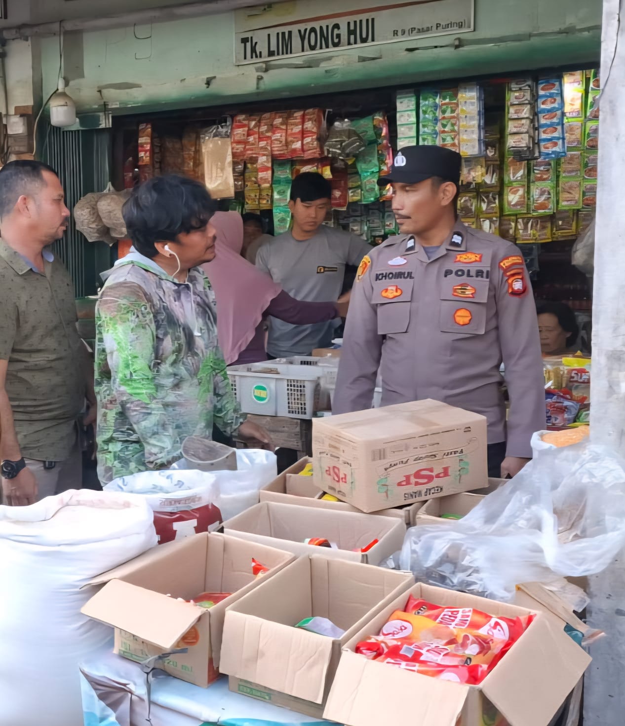 Patroli Enggang Polsek Pontianak Utara Sambangi Pedagang di Pasar Puring Siantan, Pantau Ketersediaan Bapokting