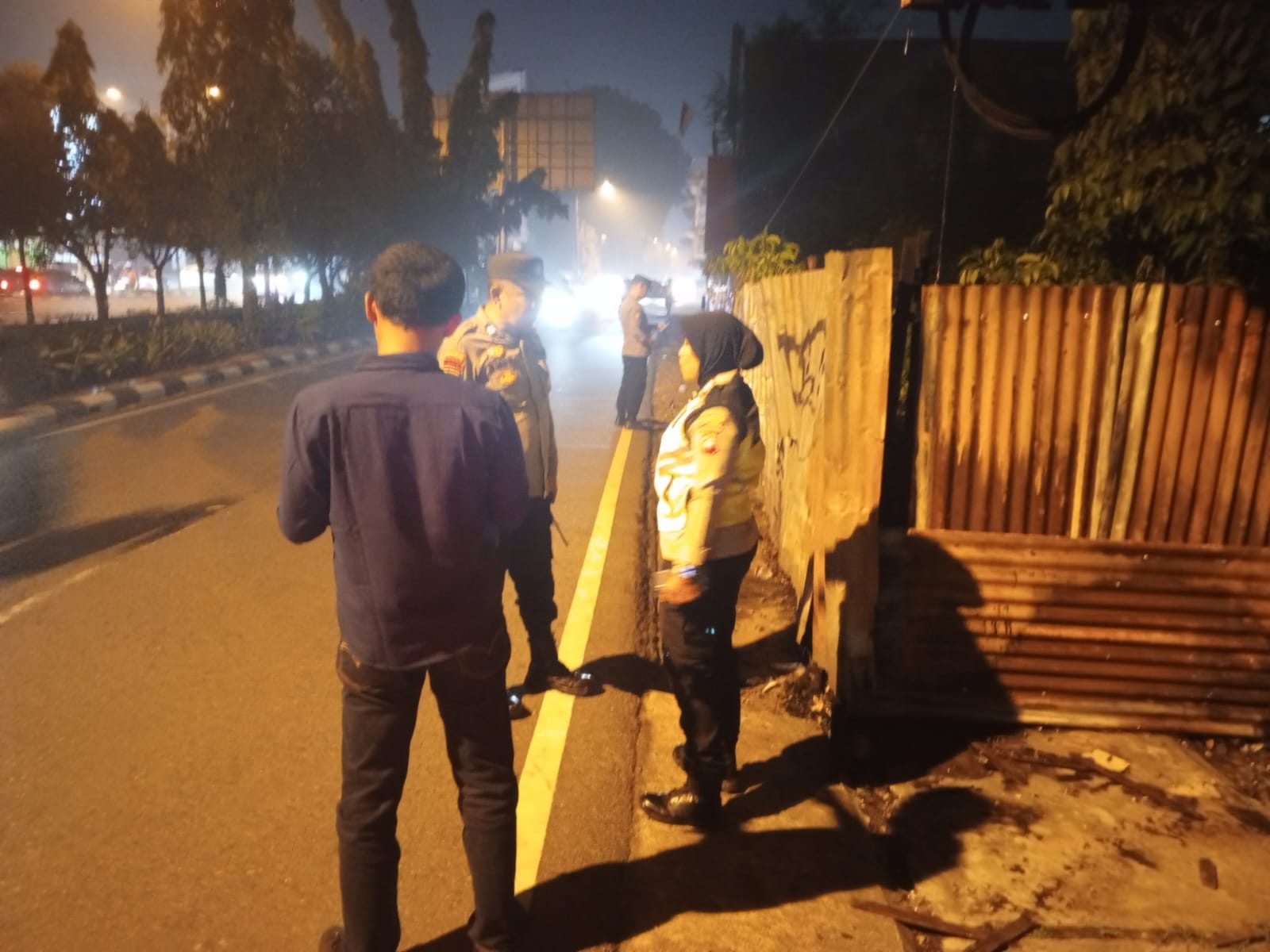 Kebakaran Tumpukan Sampah di Lahan Kosong Ditangani, Polsek Pontianak Selatan Amankan Lokasi