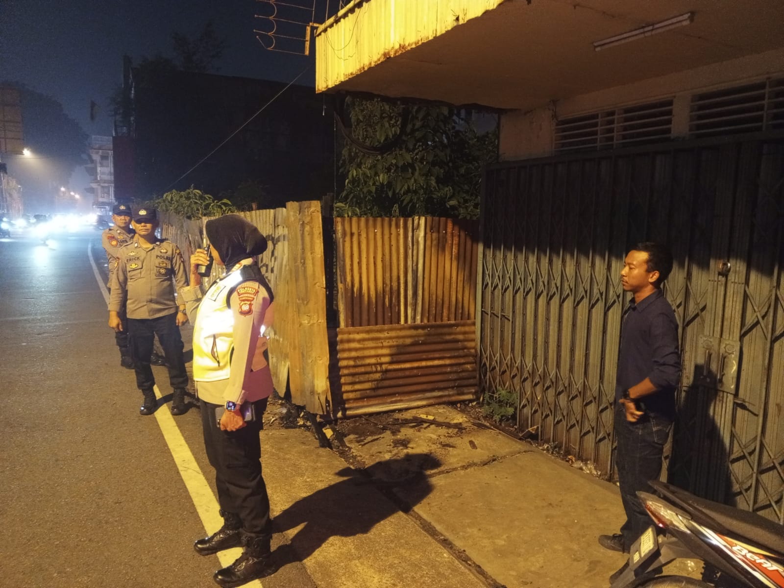 Respons Laporan Kebakaran, Polsek Pontianak Selatan Pastikan Lokasi Tumpukan Sampah Tetap Aman