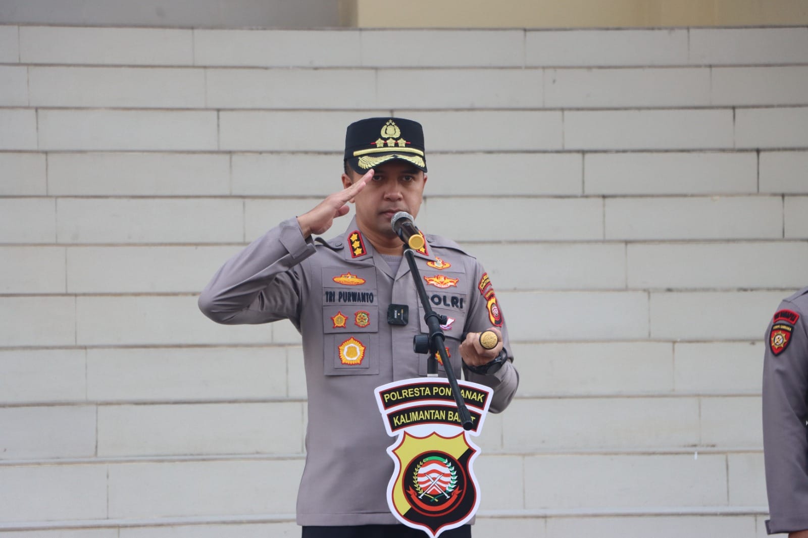 Kapolresta Pontianak Tekankan Pelayanan Prima saat Pimpin Apel Jam Pimpinan