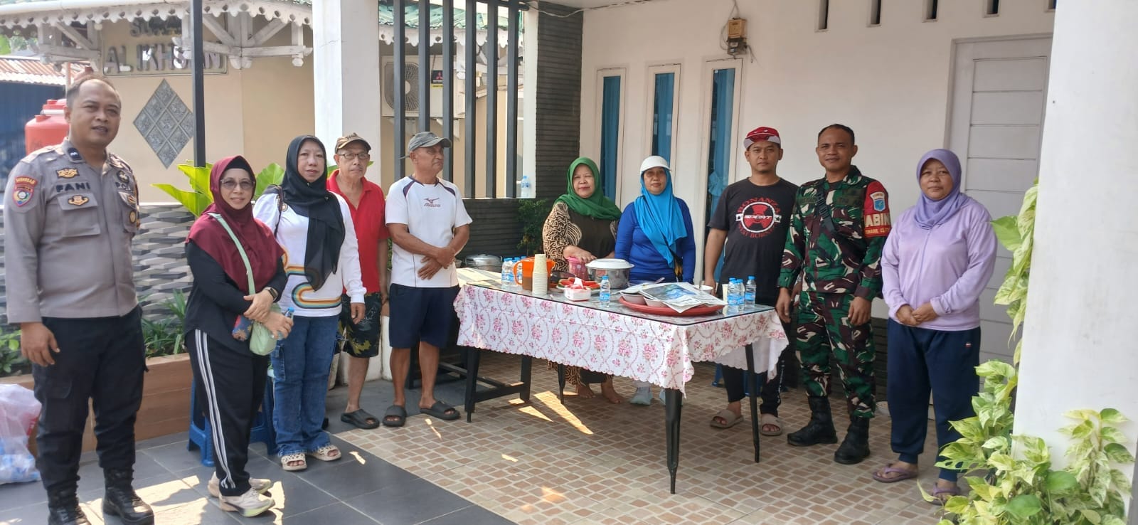 Semarak HUT RI ke-81, Bhabinkamtibmas Polsek Pontianak Kota Bersama Warga Laksanakan Kerja Bakti