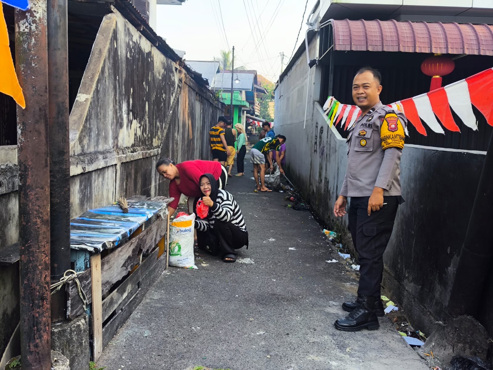 Jelang HUT Kemerdekaan RI ke-81, Bhabinkamtibmas dan Warga Pontianak Kota Gotong Royong Bersihkan Lingkungan