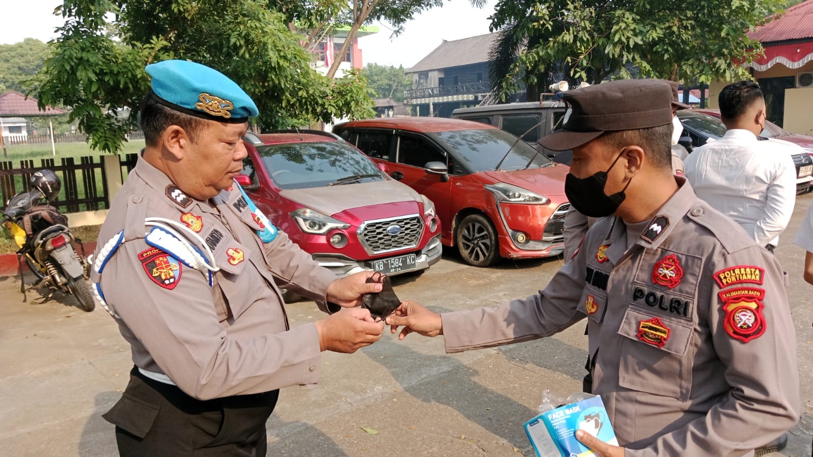 Antisipasi Dampak Kabut Asap, Polsek Pontianak Selatan Distribusikan Masker kepada Masyarakat