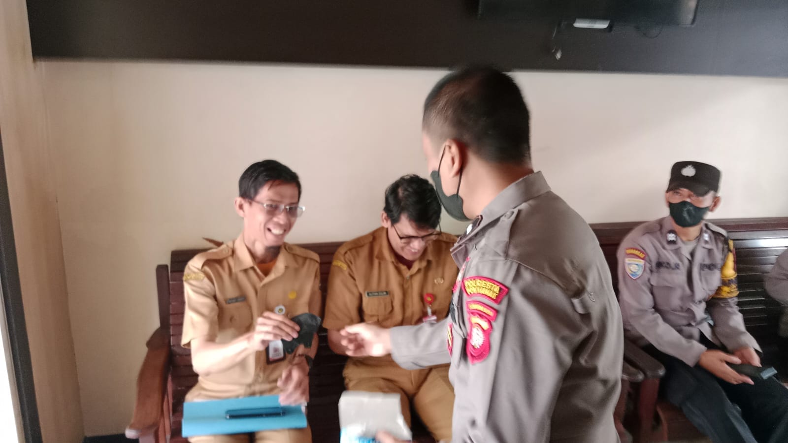 Kabut Asap Menyelimuti Pontianak, Polsek Pontianak Selatan Bergerak Bagikan Maske