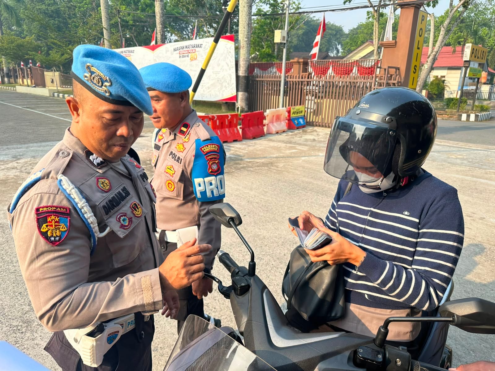 Cegah Dampak Asap Karhutla, Polsek Pontianak Kota Distribusikan Masker bagi Pengguna Jalan