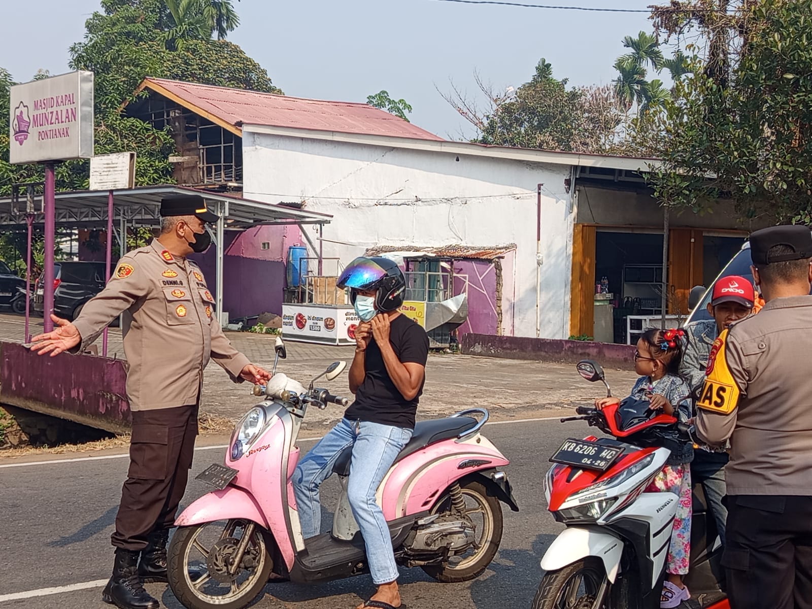 Polsek Pontianak Kota Peduli Kesehatan, Bagikan Masker kepada Pengendara di Tengah Kabut Asap