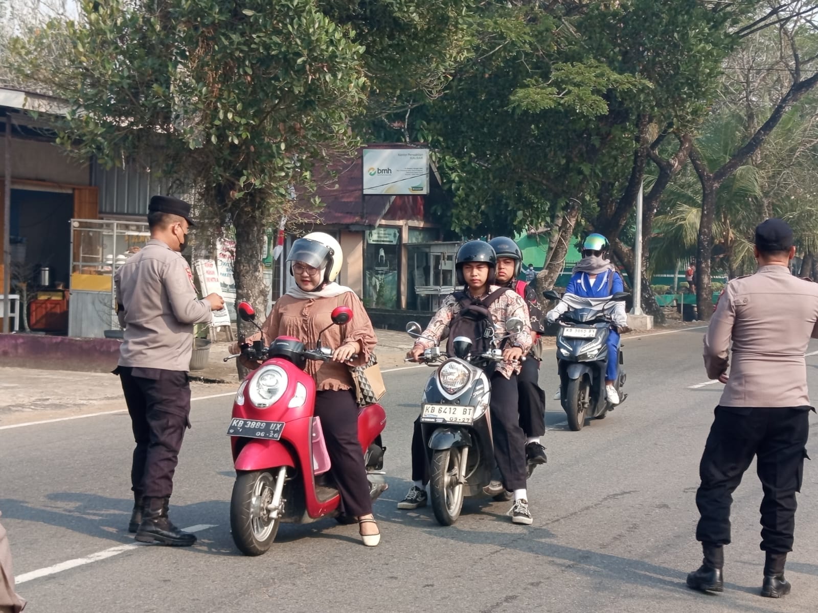 Kabut Asap Karhutla, Polsek Pontianak Kota Gerak Cepat Bagikan Masker Gratis kepada Pengendara