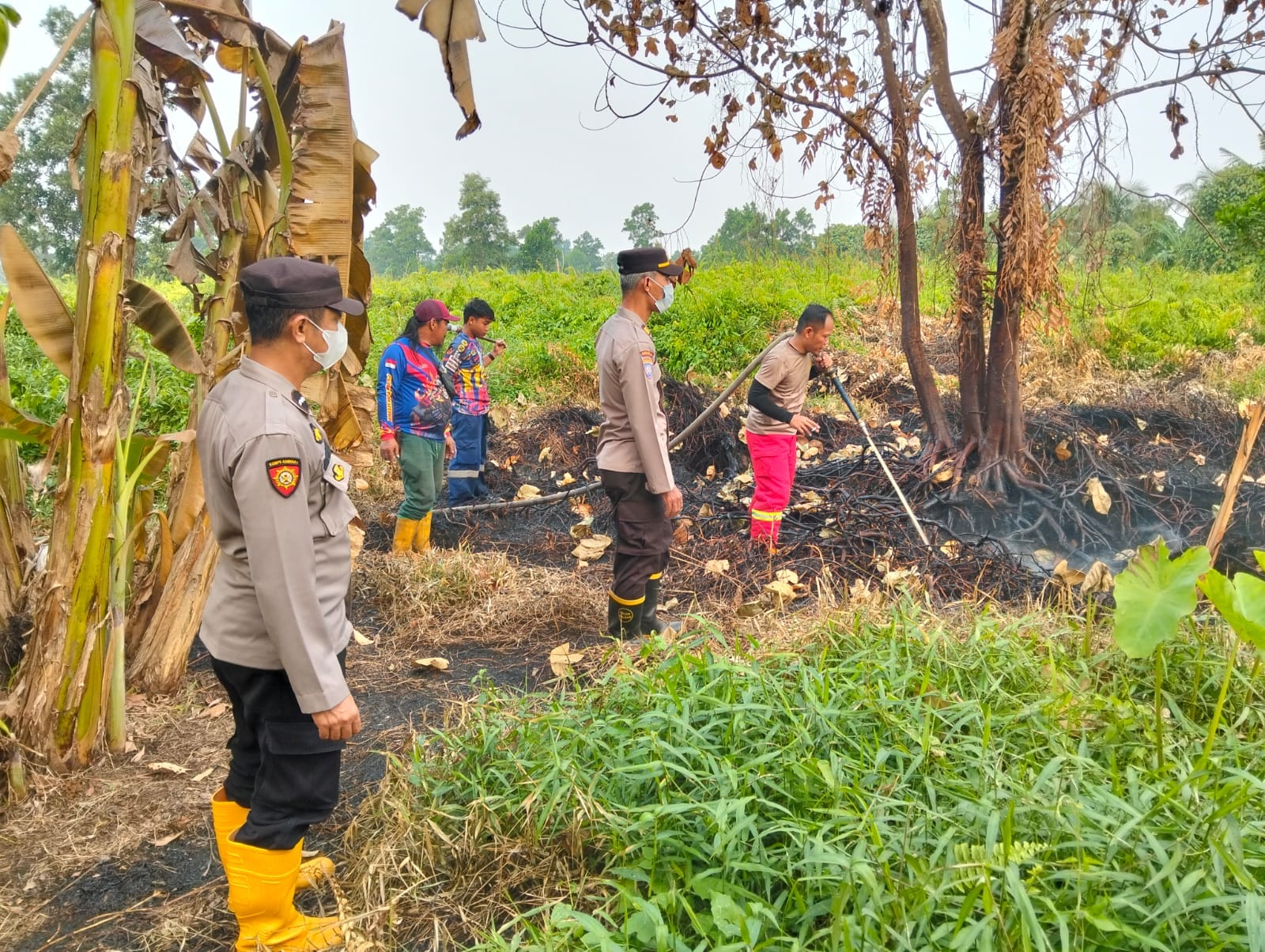 Personel Polsek Pontianak Utara Bersama Petugas Damkar Padamkan Dua Lokasi Kebakaran Lahan
