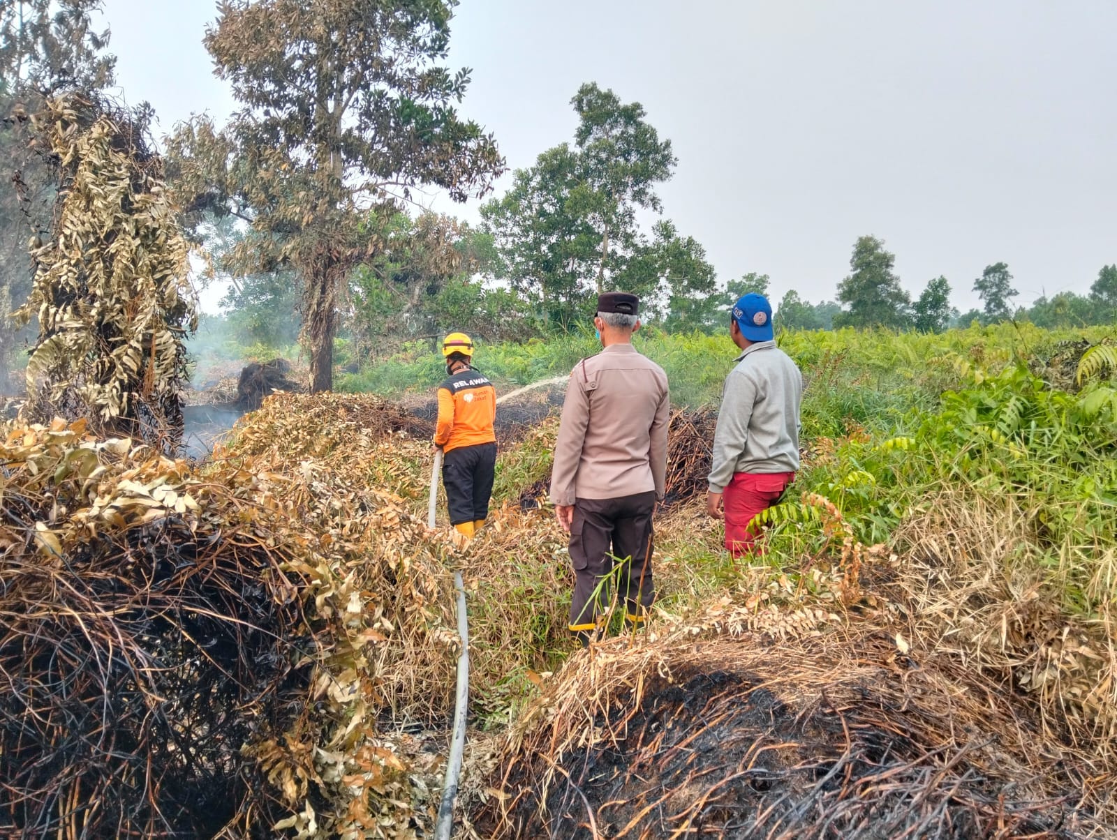 Cegah Api Meluas, Polsek Pontianak Utara Bersinergi dengan Damkar Tangani Dua Kebakaran Lahan