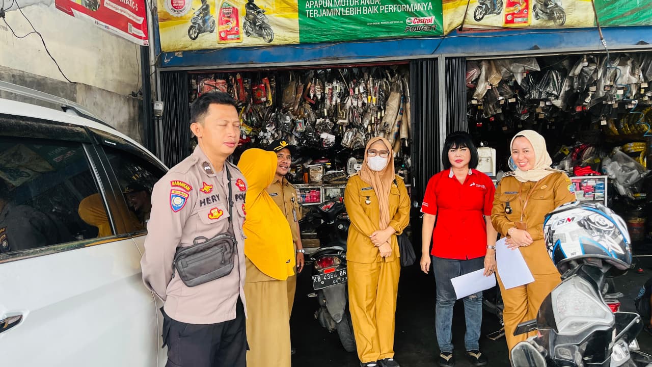 Sambut HUT RI, Bhabinkamtibmas Sei Jawi Luar Imbau Warga Semarakkan Kemerdekaan dengan Bendera Merah Putih