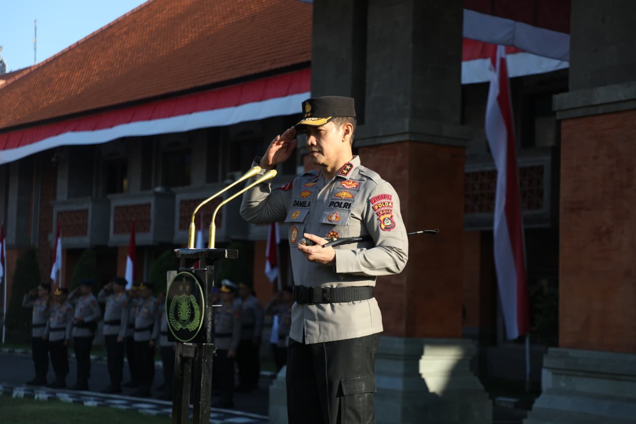Wujud Apresiasi dan Motivasi, Kapolda Bali Berikan Penghargaan kepada Satker dan Personel Berprestasi