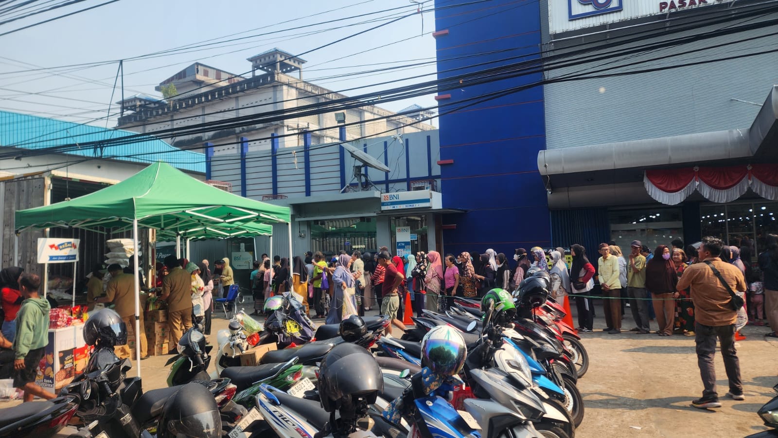 Antisipasi Macet dan Curanmor, Enggang Polsek Pontianak Barat berikan Pengamanan Operasi Pasar Murah Pemprov Kalbar di Citra Jeruju.