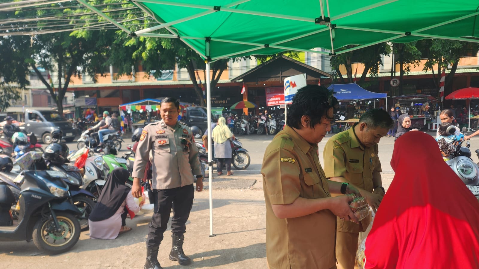 Enggang Polsek Pontianak Barat Perkuat Pengamanan Operasi Pasar Murah Pemprov Kalbar di Citra Jeruju