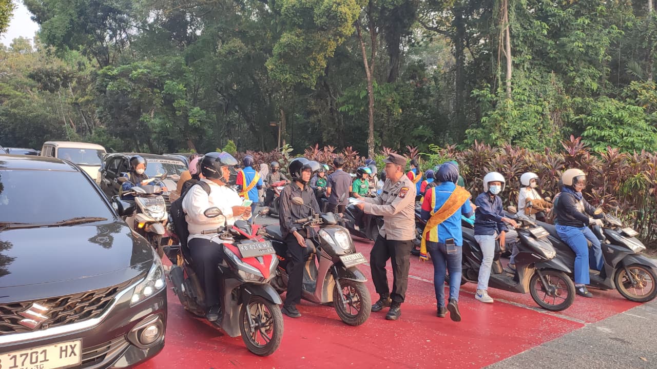Lindungi Warga dari Kabut Asap, Satbinmas Polresta Pontianak Bersinergi Bagikan Masker