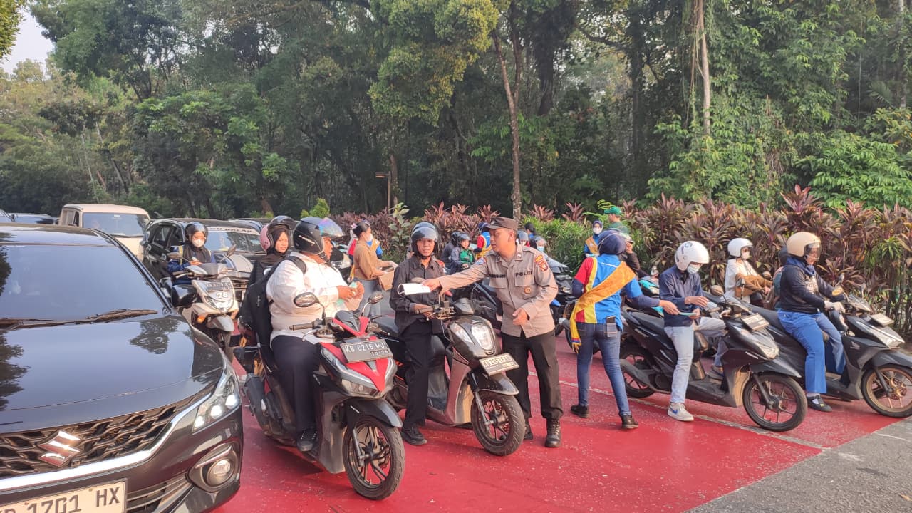 Hadapi Kabut Asap, Satbinmas Polresta Pontianak Gandeng Mahasiswa Muhammadiyah dan Yakesma Salurkan Masker