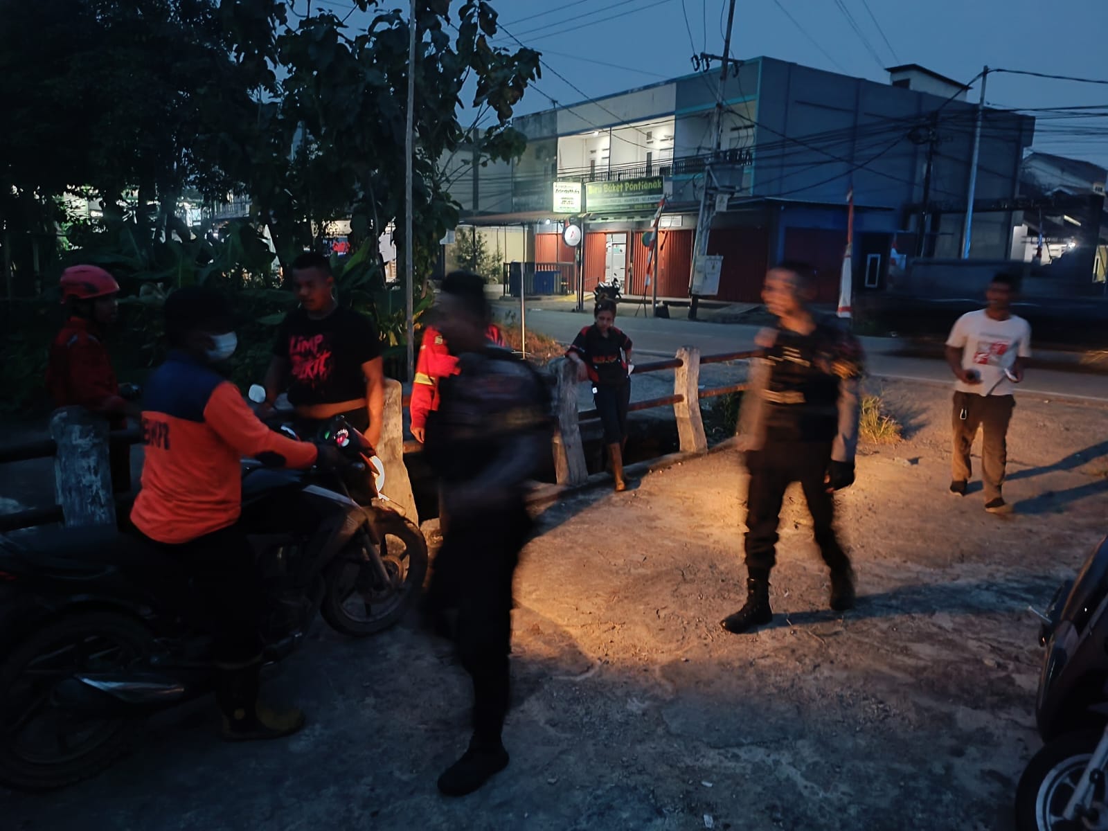 Polresta Pontianak Bersama BPBD dan BNPB Berjibaku Padamkan Kebakaran Lahan di Pontianak Tenggara
