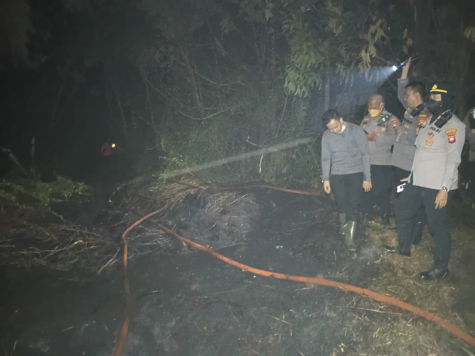 Cegah Api Meluas, Polresta Pontianak Bersama BPBD dan BNPB Berjibaku Padamkan Kebakaran Lahan