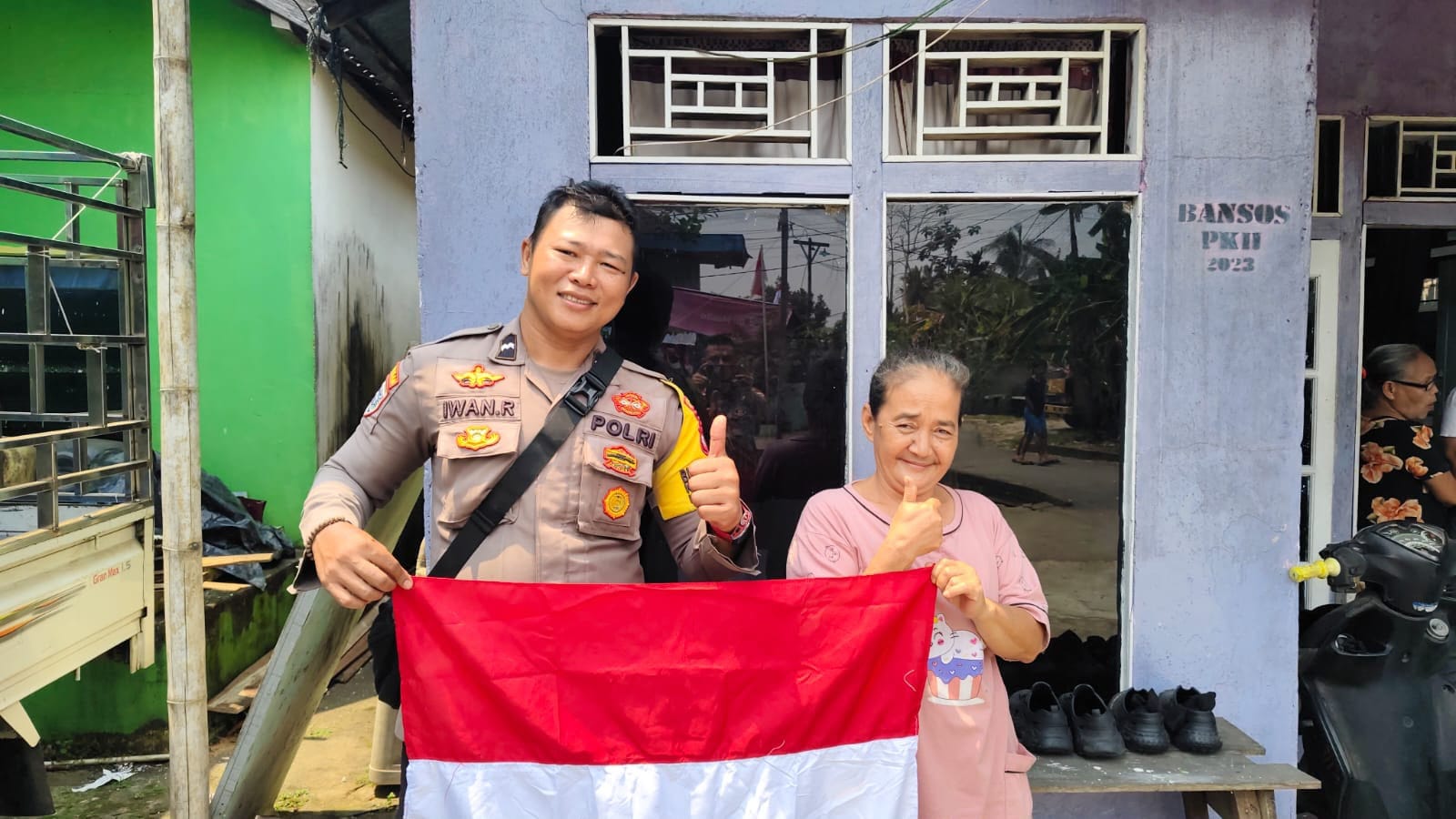 Motivasi Warganya Semarakan Hut RI Ke-81 Bhabinkamtibmas Siantan Hulu Bagikan Bendera Merah Putih