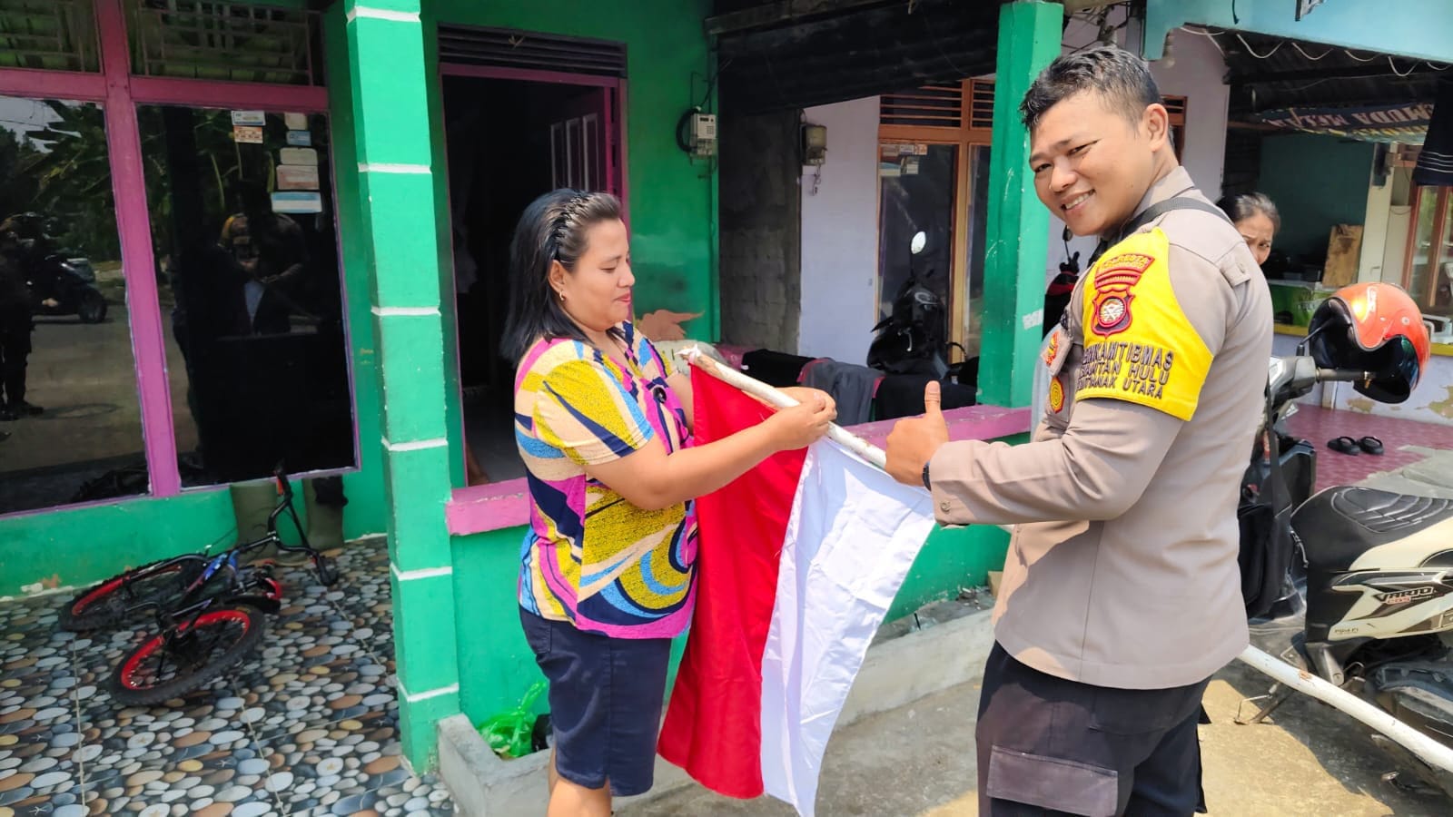 Bhabinkamtibmas Siantan Hulu Motivasi Warga Semarakkan HUT RI ke-81 dengan Kibarkan Merah Putih