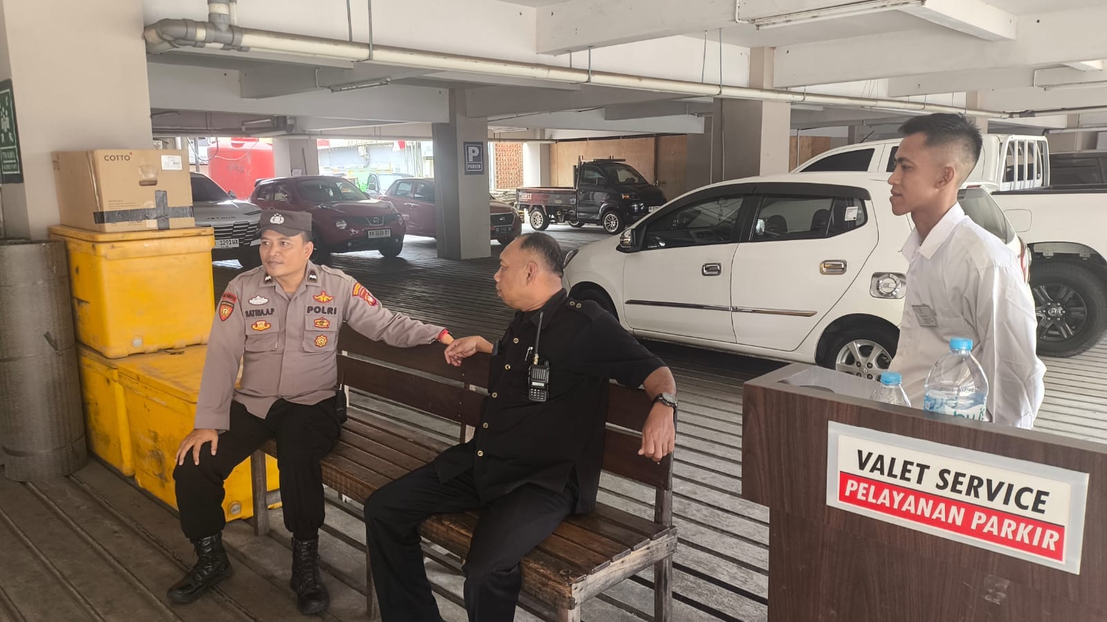Perkuat Keamanan Lingkungan, Patroli Enggang Polsek Pontianak Kota Sambangi Petugas Parkir dan Security Hotel