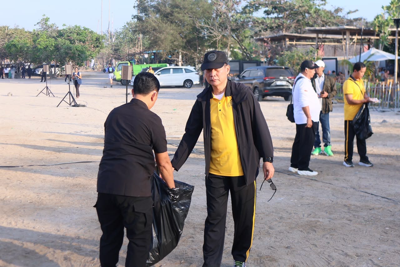 Sinergi Menjaga Kebersihan: Wakapolda Bali Pimpin Aksi Bersih Pantai Mertasari Bersama Lintas Elemen