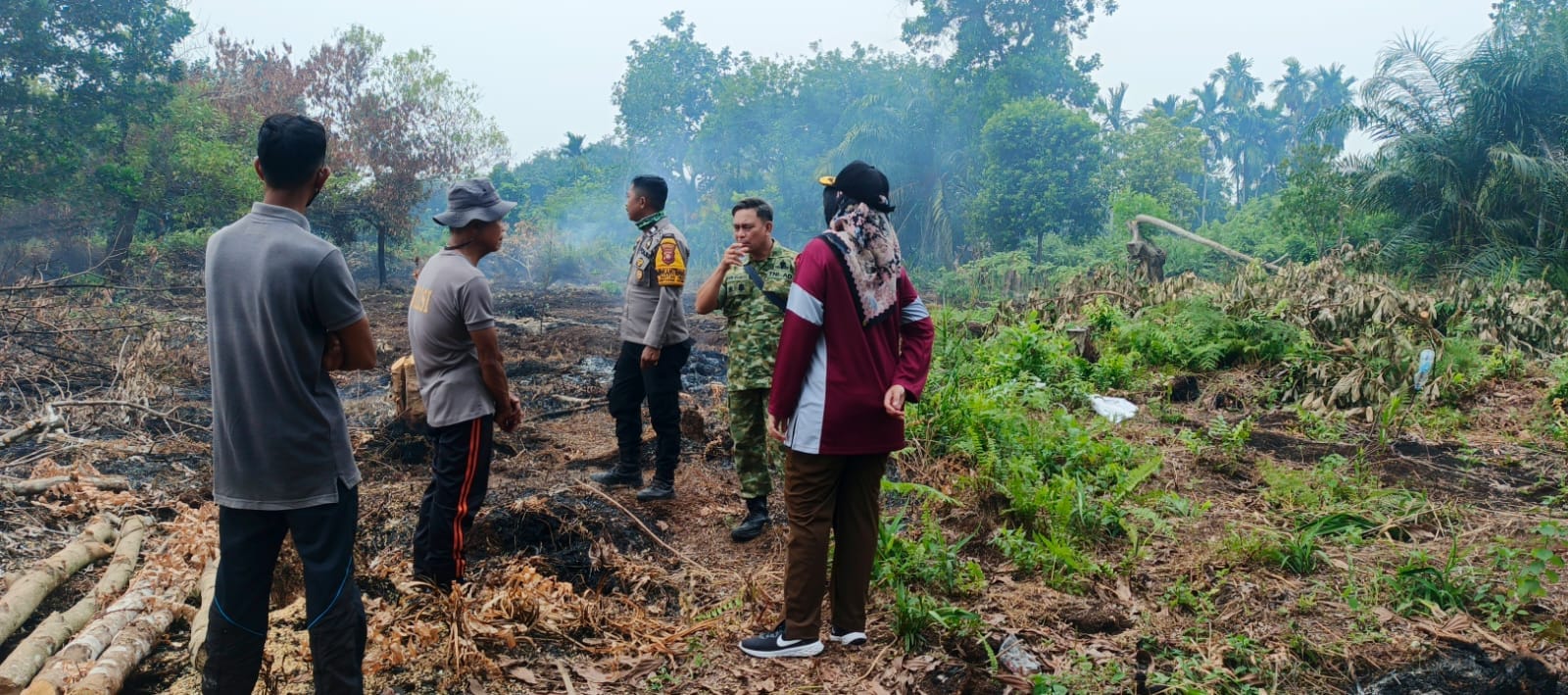 Bhabinkamtibmas Siantan Hilir Bersama Lurah Dan Babinsa Ajak Warga Cegah Karhutla