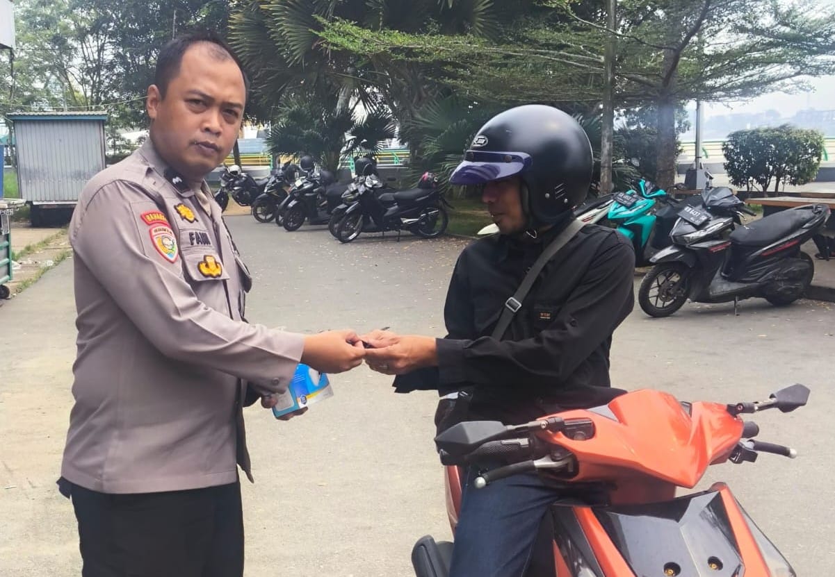 Peduli Kesehatan Warga, Bhabinkamtibmas Polsek Pontianak Kota Bagikan Masker.