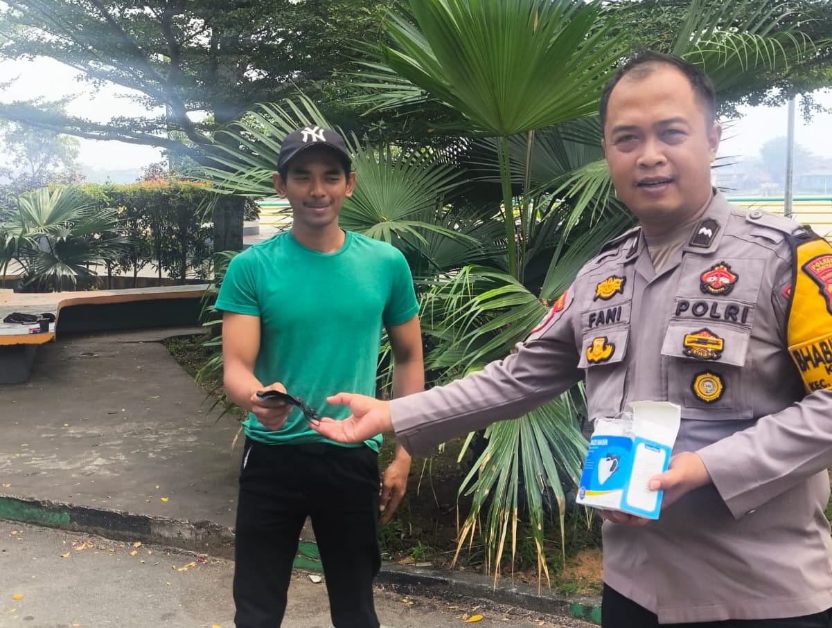 Antisipasi Dampak Kabut Asap, Bhabinkamtibmas Polsek Pontianak Kota Bagikan Masker