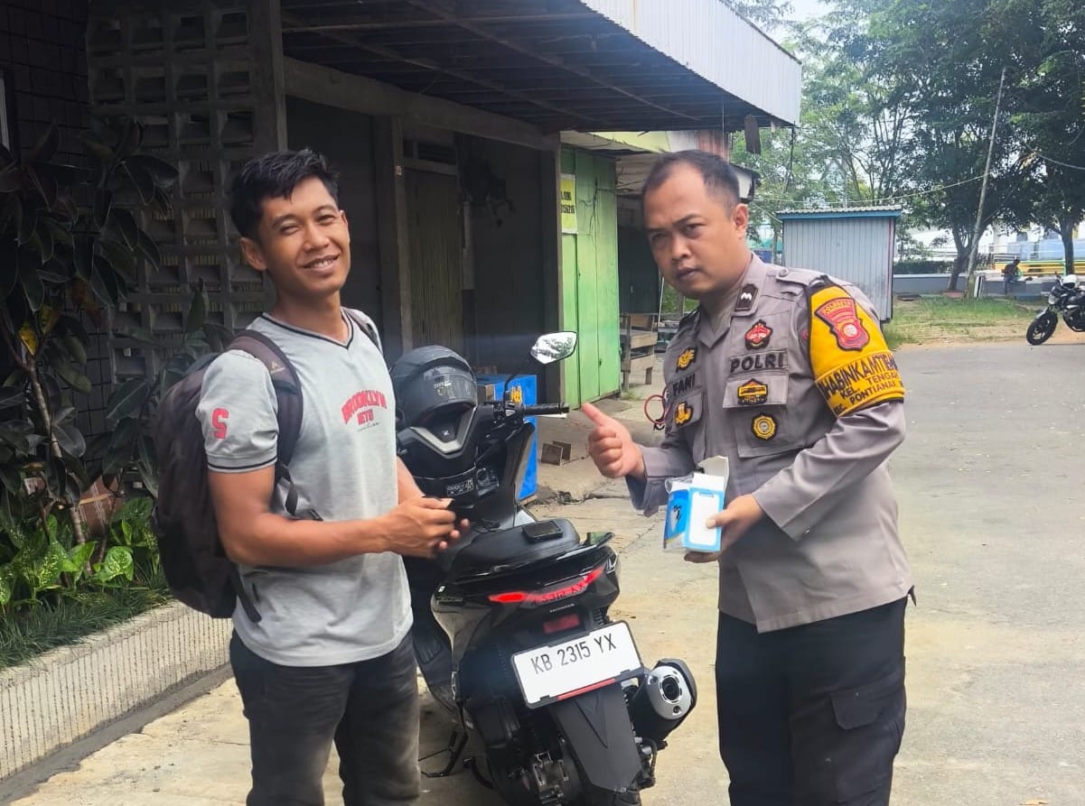 Cegah Gangguan Kesehatan akibat Asap, Bhabinkamtibmas Polsek Pontianak Kota Distribusikan Masker