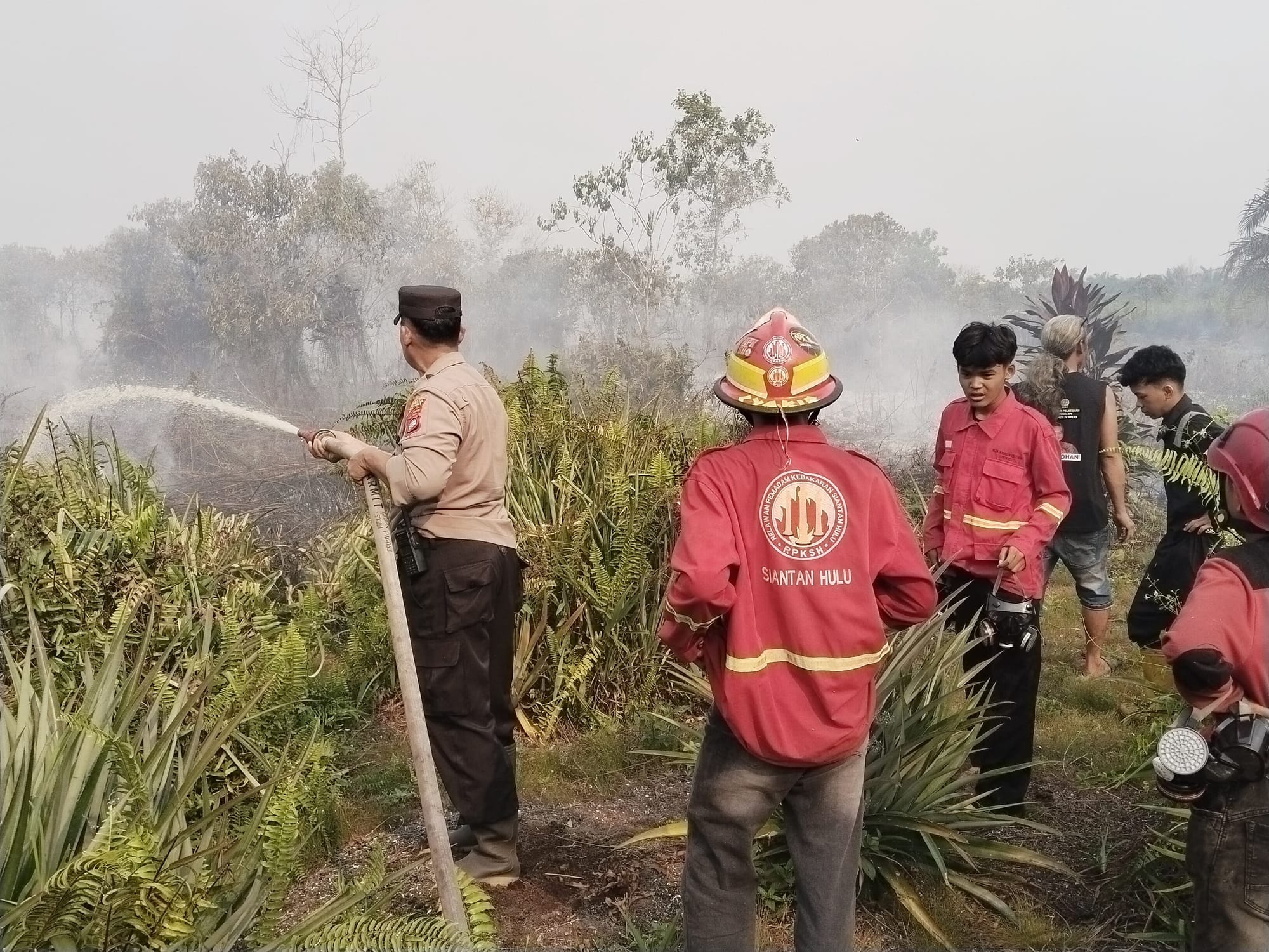 Minim Sumber Air, Personel Polsek Pontianak Utara Gunakan Peralatan Seadanya Padamkan Kebakaran Lahan