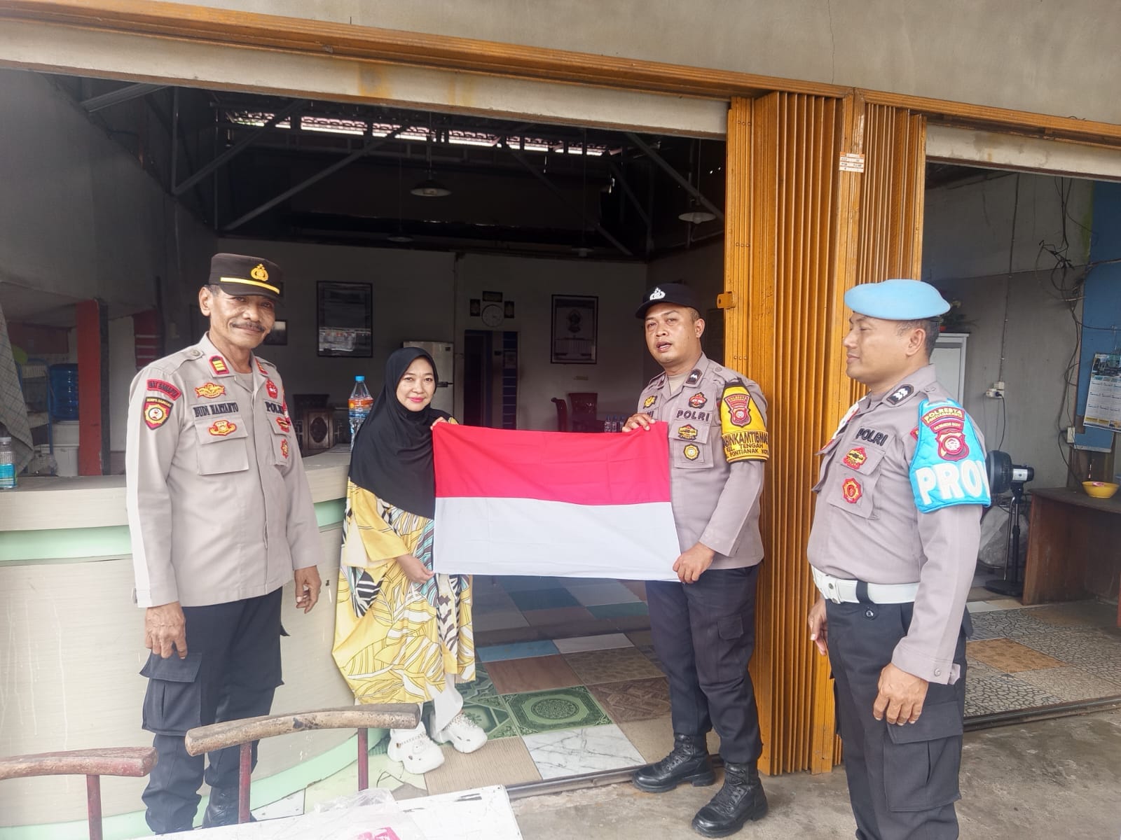 Polsek Pontianak Kota Bagikan Bendera Merah Putih, Semarakkan HUT Kemerdekaan RI ke-81