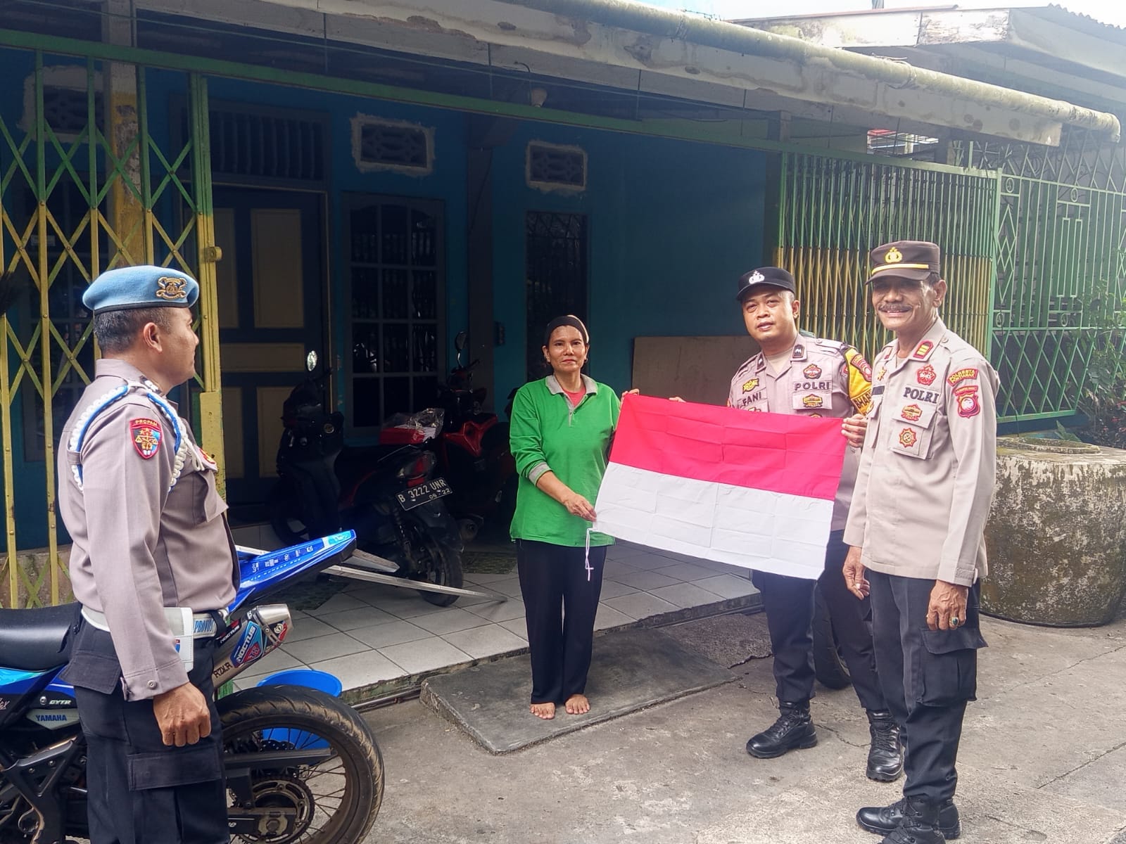 Gelorakan Semangat Nasionalisme, Polsek Pontianak Kota Bagikan Bendera Merah Putih