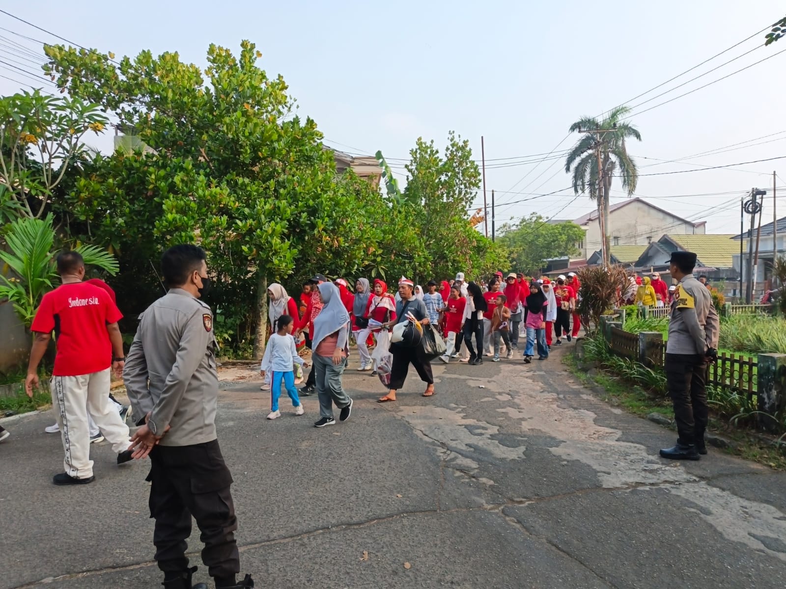 Semarak HUT RI ke-81, Kapolsek Pontianak Timur Ikuti Jalan Santai Bersama Warga