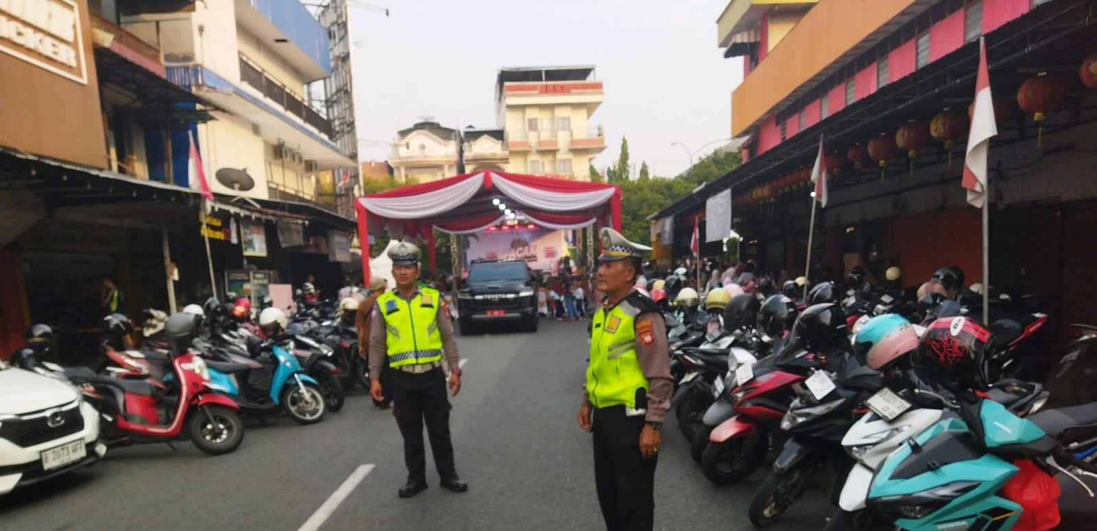 Polsek Pontianak Kota Amankan Pontianak Carnaval Khatulistiwa (PACAK), di Jalan Diponegoro.
